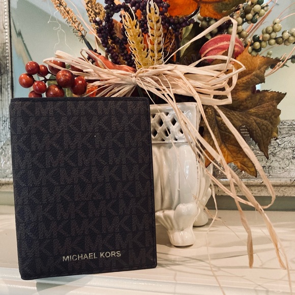 Michael Kors Passport/ID Holder NWOT - Picture 2 of 8